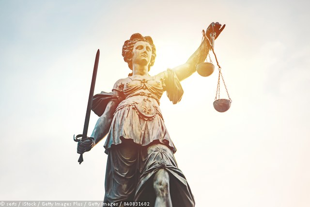 Dieses Bild ziegt die Göttin Justitia mit einer Waage in einer Hand. © serts / iStock / Getty Images Plus / Getty Images / 840831682