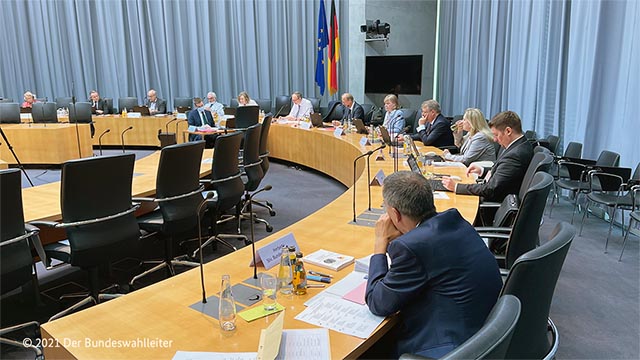 Dieses Bild zeigt den Sitzungssaal des Marie-Elisabeth-Lüders-Hauses während der Bundeswahlausschusssitzung. © Der Bundeswahlleiter