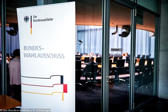 Dieses Bild zeigt einen Aufsteller mit der Aufschrift "Bundeswahlausschuss" vor dem Anhörungssaal des Marie-Elisabeth-Lüders-Hauses. © Der Bundeswahlleiter / R. Schlesinger