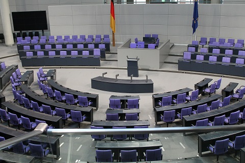 Dieses Bild zeigt den Plenarsaal des Deutschen Bundestages. Bild von clareich auf Pixabay